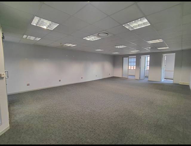 112M² OFFICE TO LET IN BRYANSTON